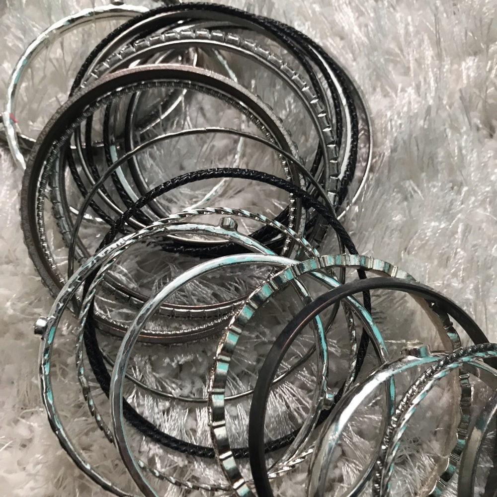Lot of 25 bangles